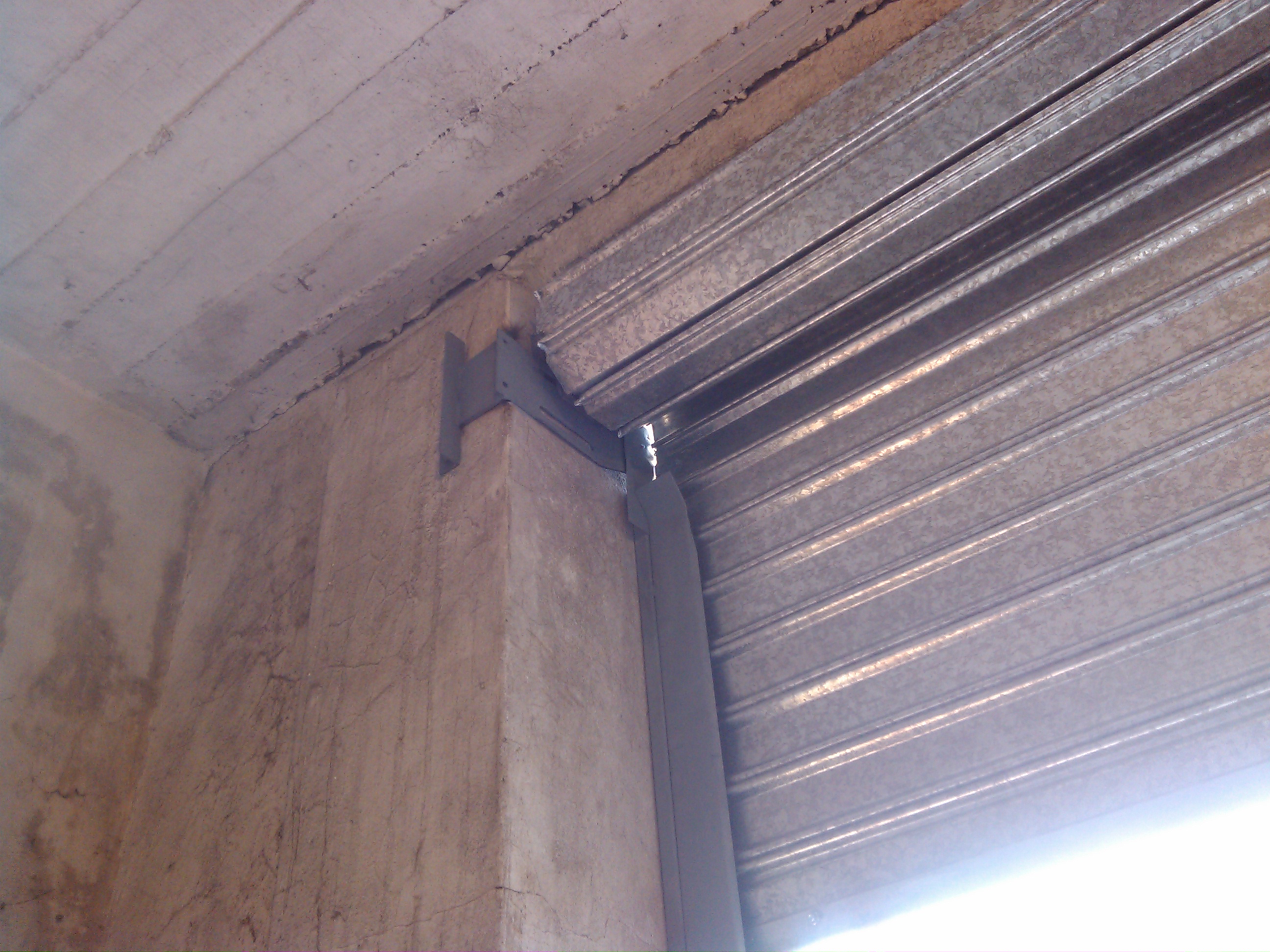 Cortina metálica instalada en depósito.