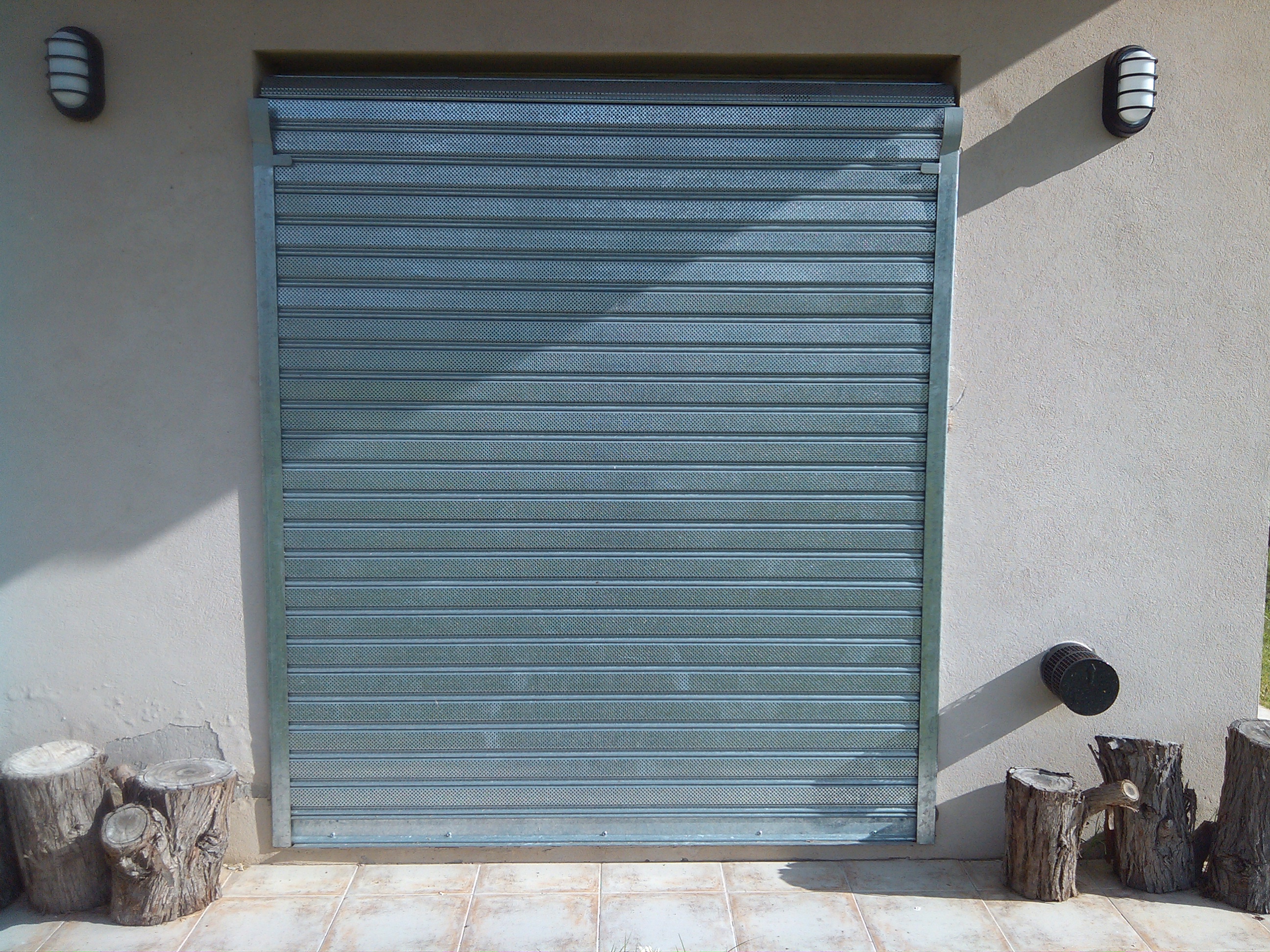 Fabricación en taller de cortinas metálicas.