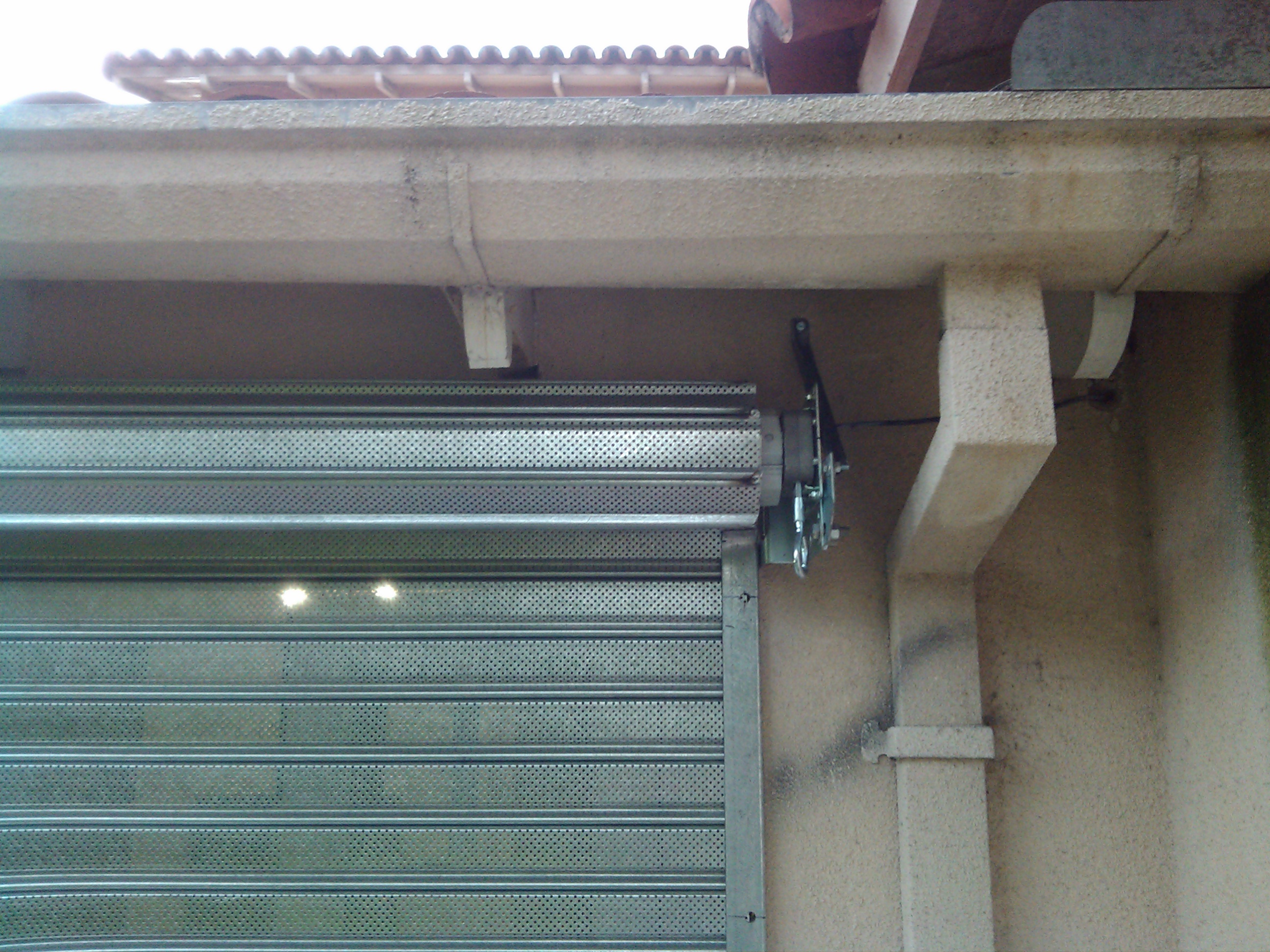 Cortina tipo americana color blanco.