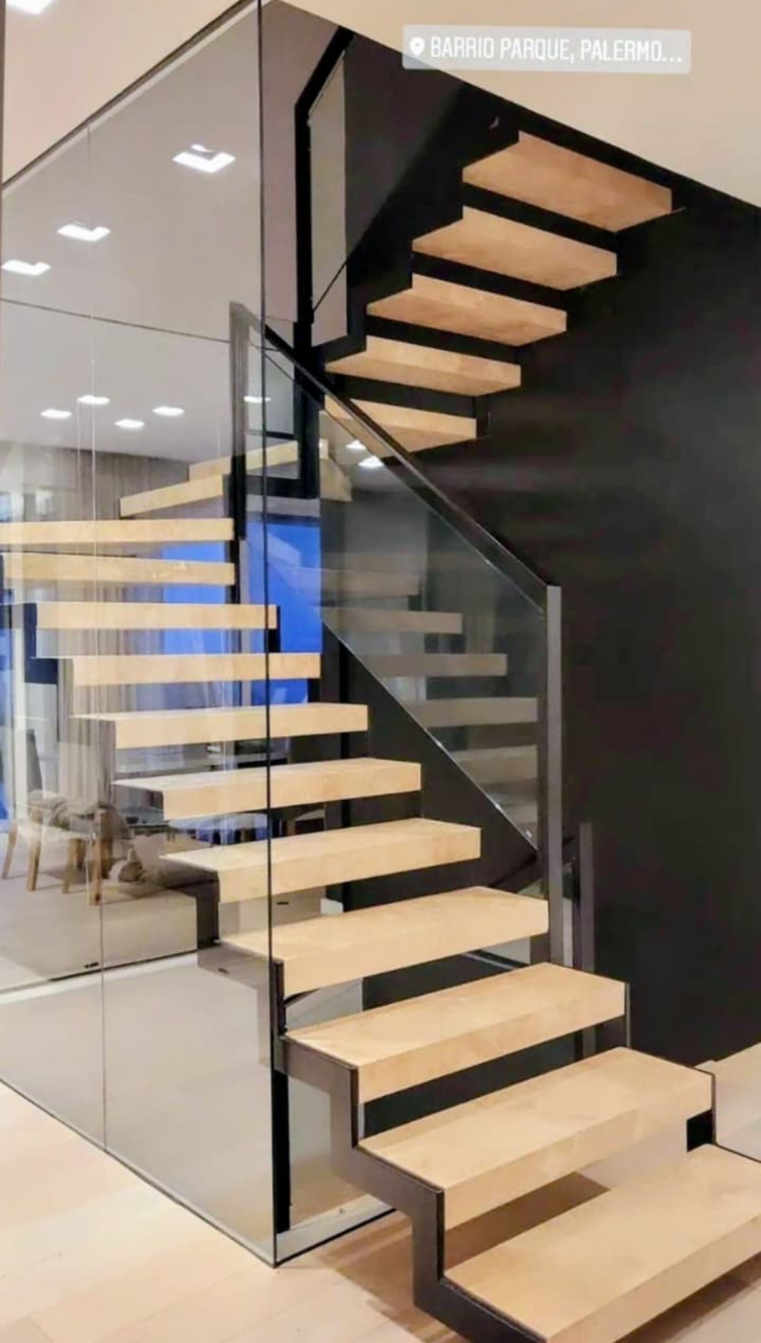 Escalera de caracol metálica.