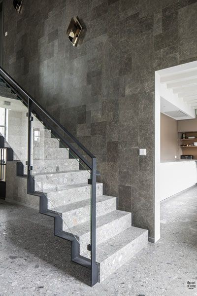 Escalones metálicos antideslizantes.