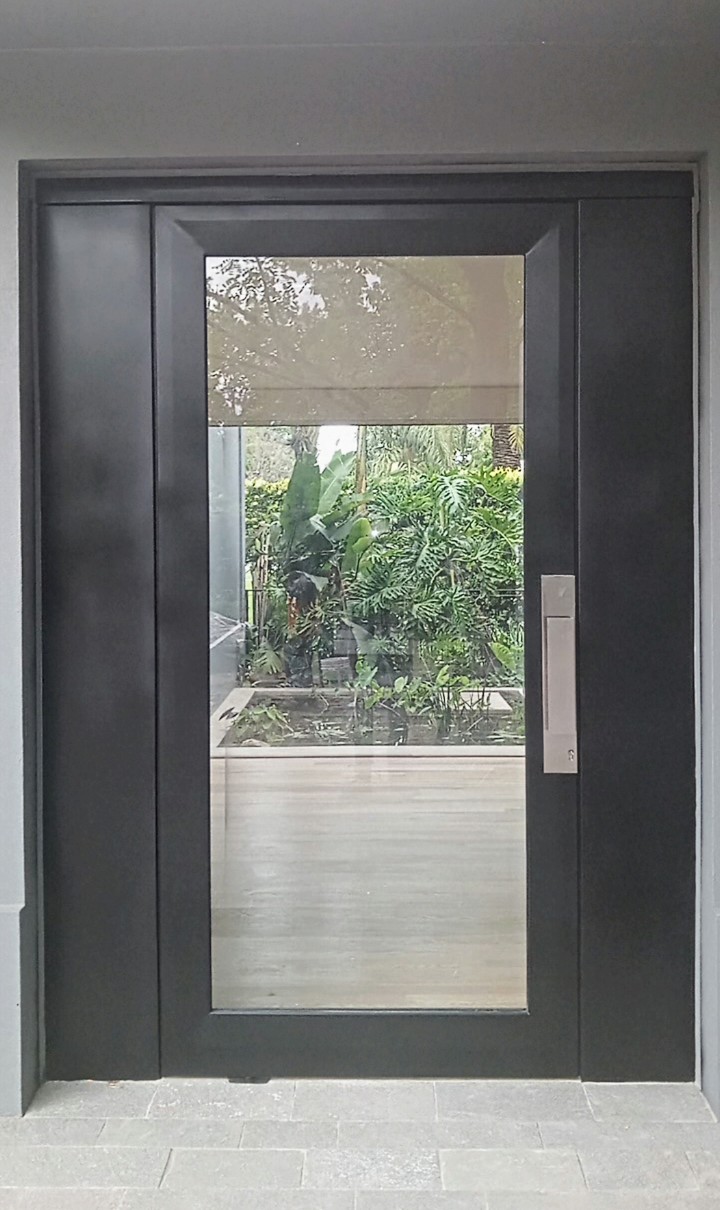 Puerta metálica reforzada.