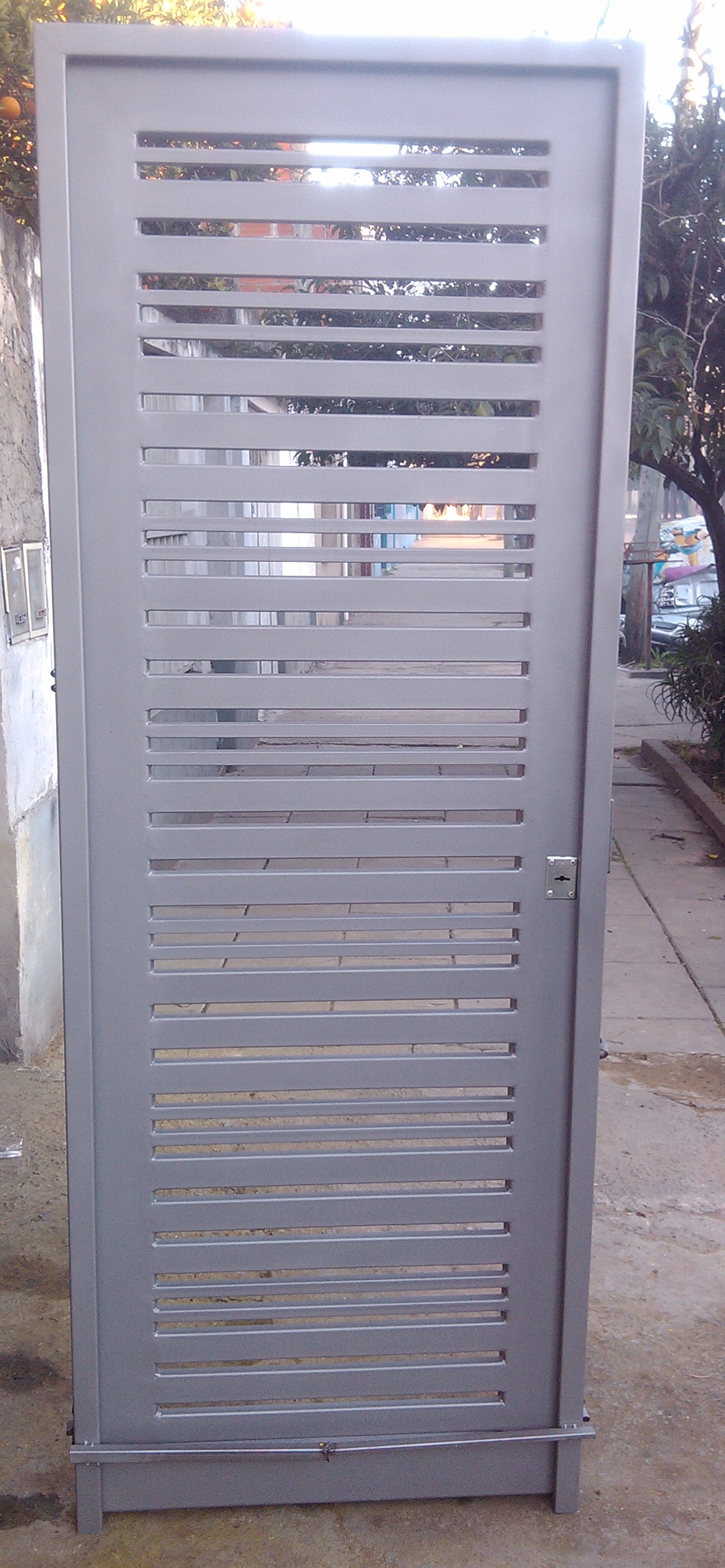 Puerta estilo industrial.