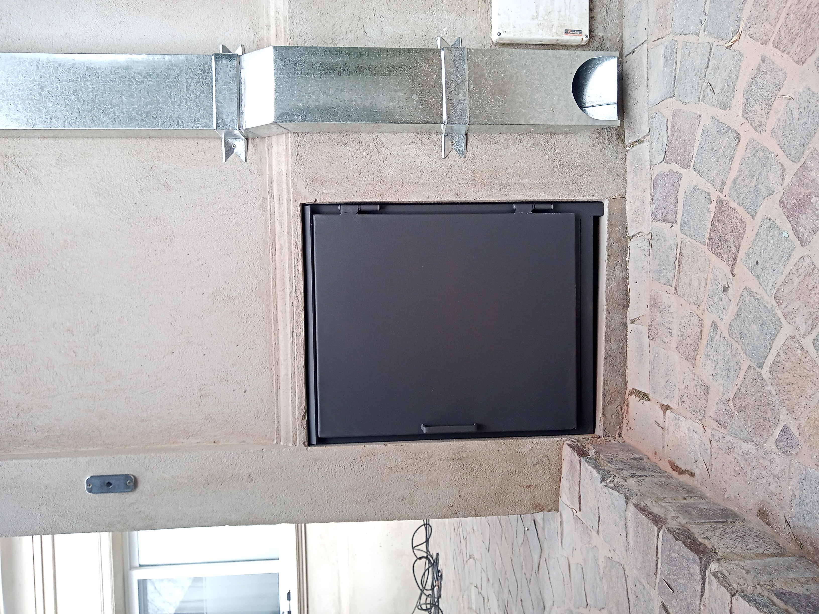 Puerta con marco metálico.