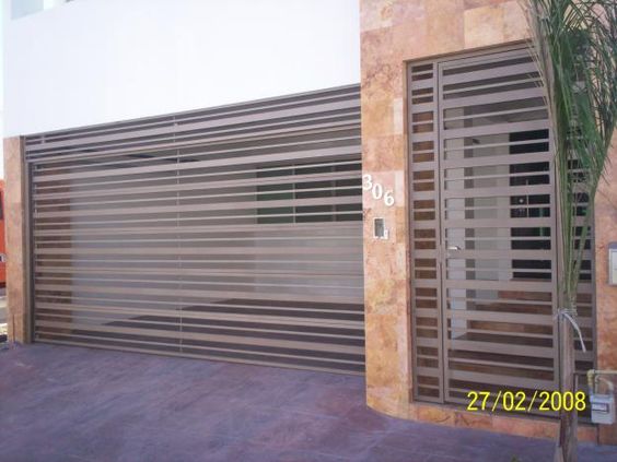 Portón levadizo con motor.