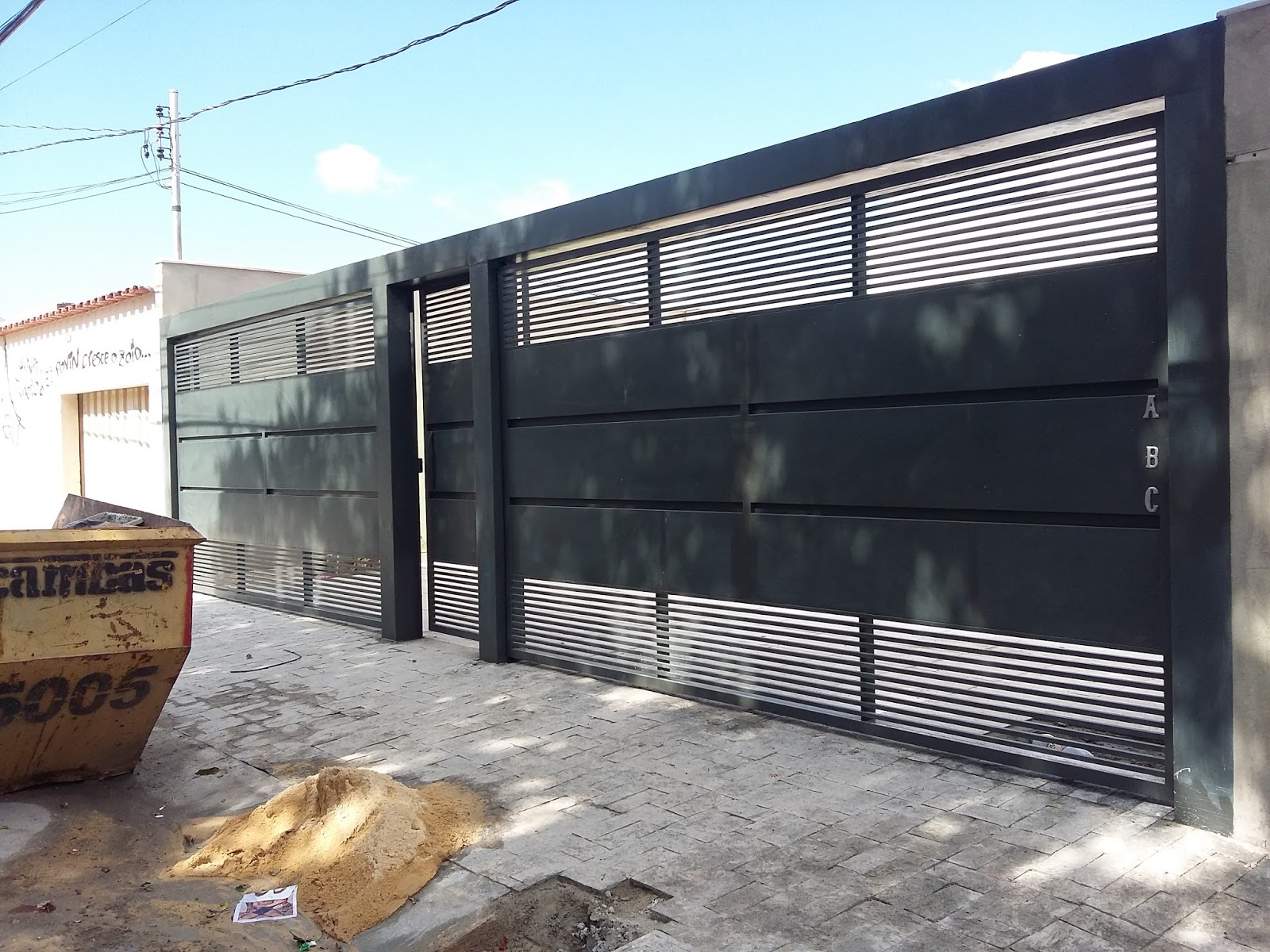 Portón automático robusto.