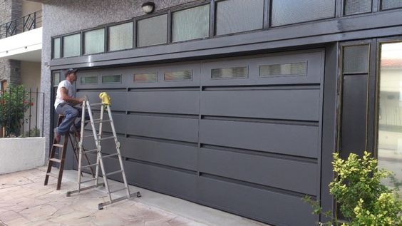 Portón con guías reforzadas.