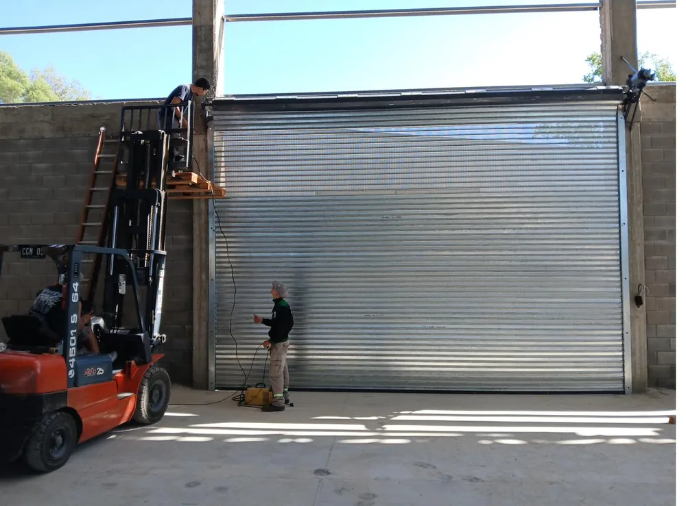 Cortina metálica instalada en local comercial de Zona Oeste