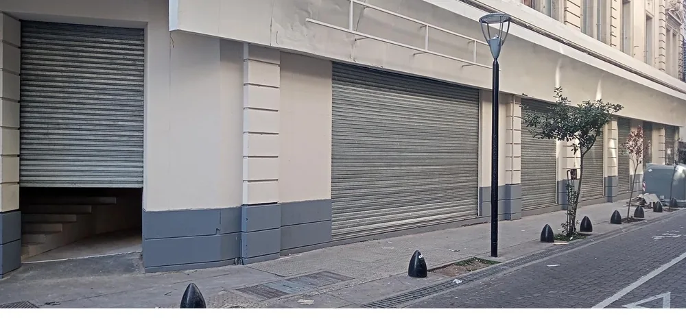 Cortina metálica con motor instalada en La Tablada