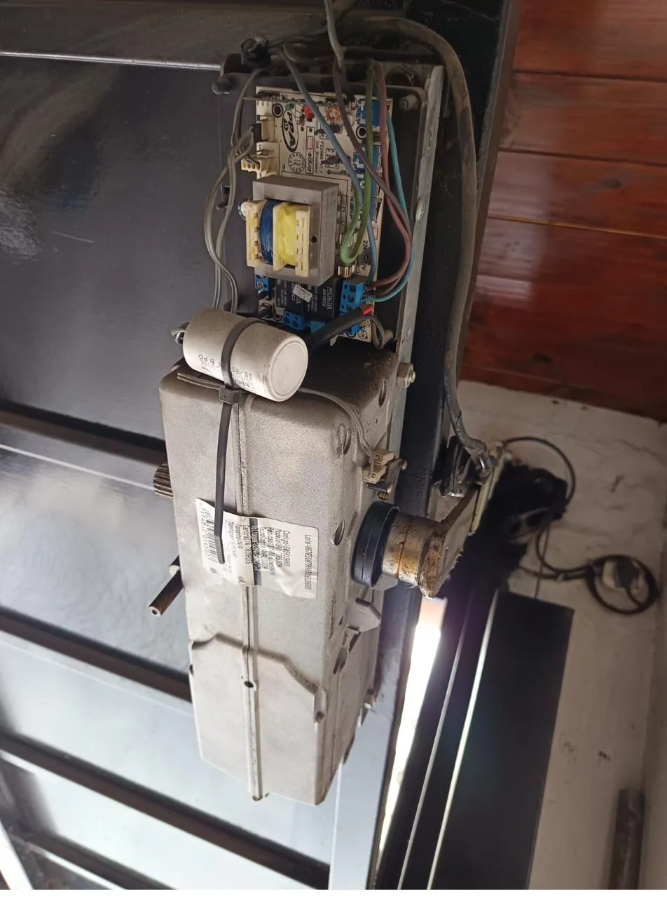 Cortina metálica de negocio reparada tras una urgencia