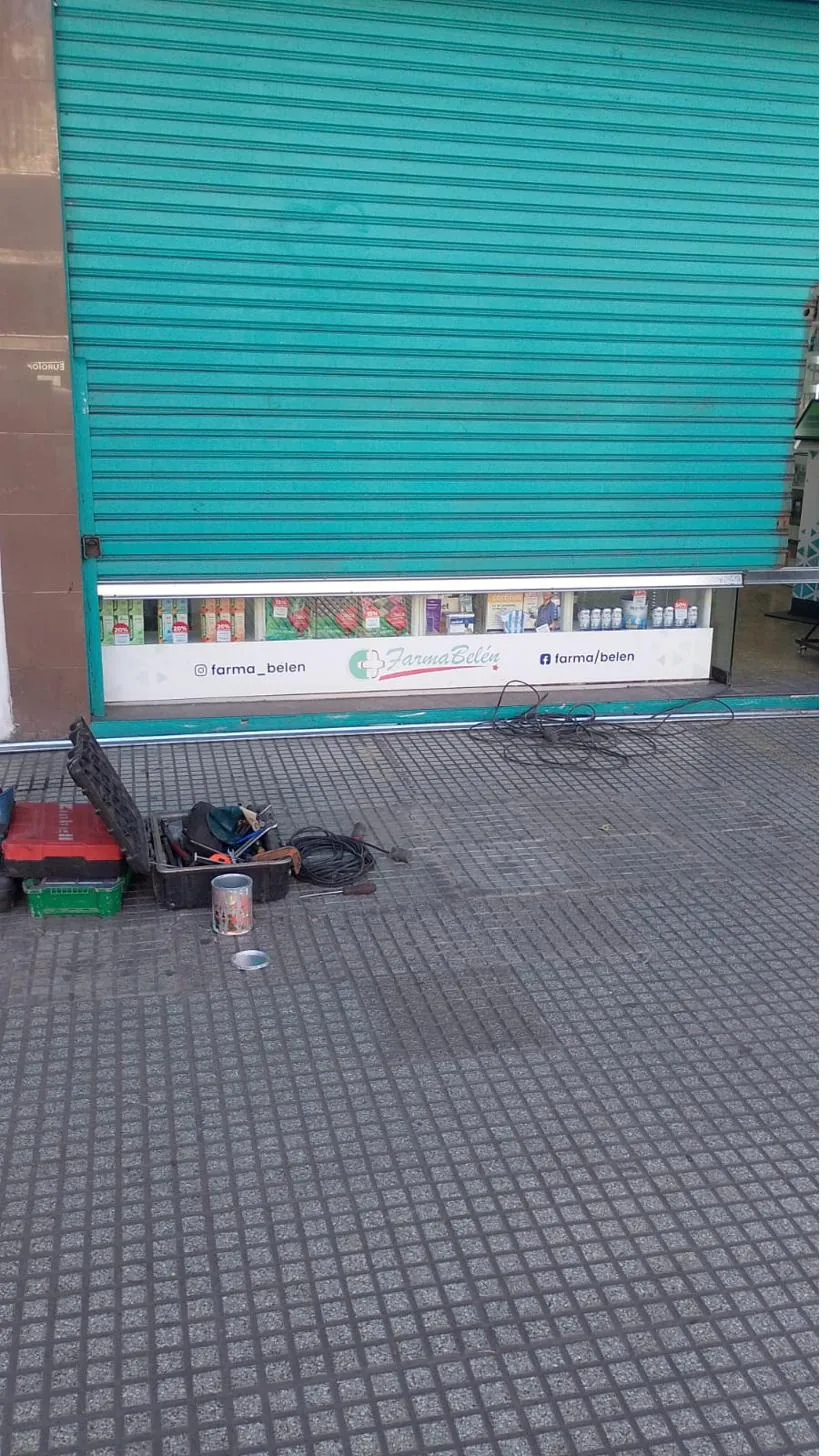 Portón de herrería de diseño negro fabricado a medida