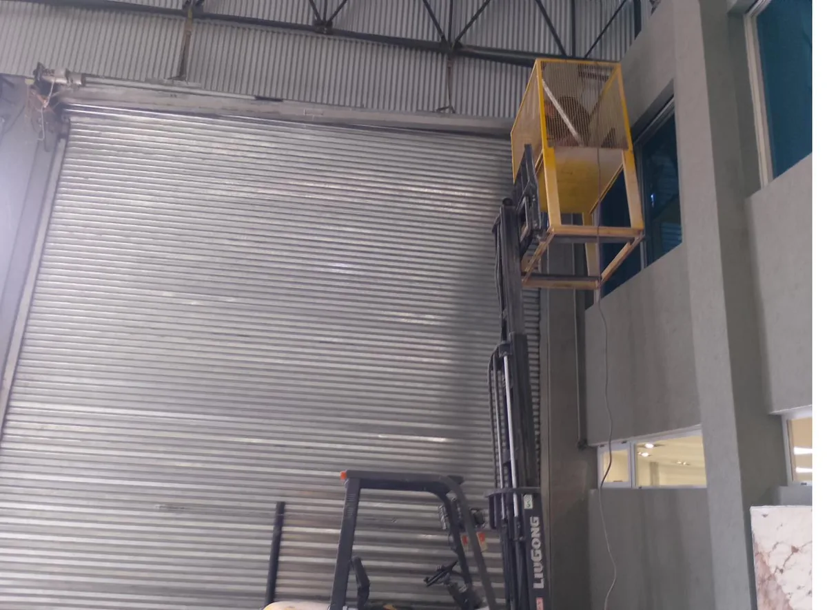 Pérgola metálica a medida fabricada por Grupo Escobar