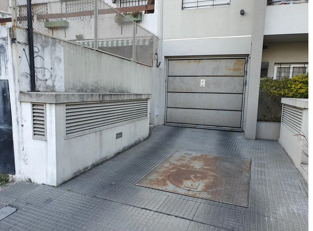 Portón automático corredizo moderno instalado en vivienda