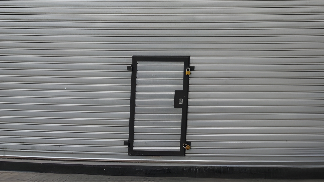 Puerta de escape metálica