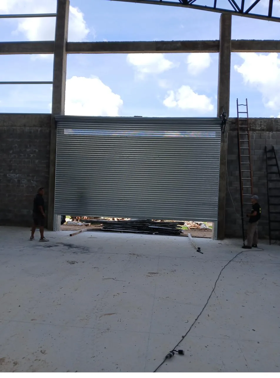 Reparación de cortina de enrollar en comercio de Zona Oeste